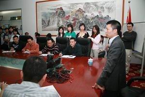 分時(shí)傳媒董事長(zhǎng)兼CEO聽(tīng)到四川地震的消息，夜不能寐，立即召開(kāi)動(dòng)員大會(huì)，號(hào)召全體員工為災(zāi)區(qū)捐款，并親自帶頭捐贈(zèng)了50萬(wàn)人民幣。在何總的帶領(lǐng)了，全公司上下都紛紛解囊，經(jīng)統(tǒng)計(jì)核實(shí)，無(wú)一人未捐。