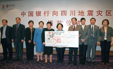 2008年5月14日上午，張燕玲副行長(zhǎng)將一張面額1,000萬(wàn)的現(xiàn)金支票交到了中國(guó)紅十字會(huì)總會(huì)彭珮云會(huì)長(zhǎng)手中，代表中國(guó)銀行向汶川地震受災(zāi)地區(qū)人民捐款。