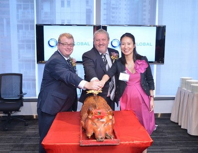 左起:全球銷售總監(jiān)Gerard Delaney、行政總裁Peter Sewell及亞太區(qū)資深副總裁韓祖恩主持切燒豬儀式。