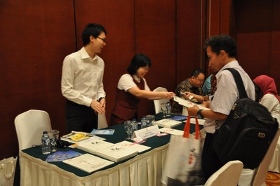 國航展臺，國航工作人員給旅行社推介國航產(chǎn)品
