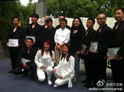 馬云、李連杰、夏華共同推廣太極禪，在淘寶大學悟道之旅中，為十佳淘寶大賣家頒發(fā)了太極禪云手一段證書，并與全球十佳網(wǎng)商以及淘女郎一起體禪悟道
