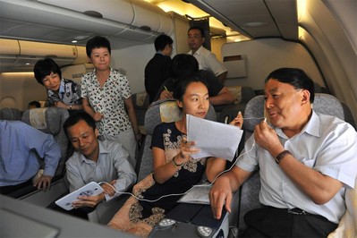 中國民航局局長李家祥通過機上互聯(lián)網(wǎng)接收中央人民廣播電臺現(xiàn)場直播采訪，向廣大聽眾問好。