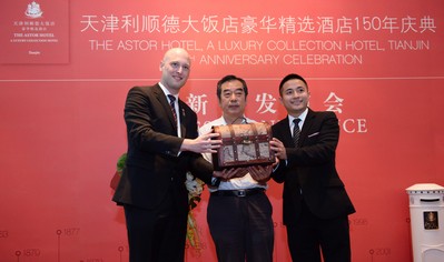 天津利順德大飯店豪華精選酒店總經(jīng)理麥勝南先生、業(yè)主代表王新建，與上海衡山路十二號(hào)豪華精選酒店代表攜手啟動(dòng)“流動(dòng)博物館”中國巡展