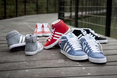 adidas Neo label 秋冬品牌大片中經(jīng)典絨面革為設(shè)計(jì)主軸的藍(lán),紅BB NEO高幫鞋，呈現(xiàn)亮眼的運(yùn)動(dòng)休閑風(fēng)格