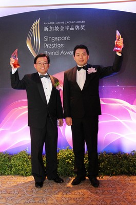 OUE Hospitality REIT Management 的執(zhí)行長 Chong Kee Hiong 先生代表君華酒店集團在頒獎典禮上接受獎項。