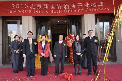 (由左至右)　 新世界中國地產(chǎn)北京總經(jīng)理陳子榮先生、新世界崇文公司法人代表陳艷女士、新世界發(fā)展主席鄭家純博士、瑰麗酒店集團首席行政總裁鄭志雯小姐及酒店總經(jīng)理魏得可先生于北京新世界酒店開業(yè)典禮。